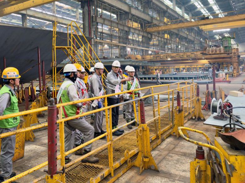 김찬 케이조선 대표이사가 케이조선 내 선각 공장에서 현장 안전 점검을 진행하고 있다. 케이조선 제공