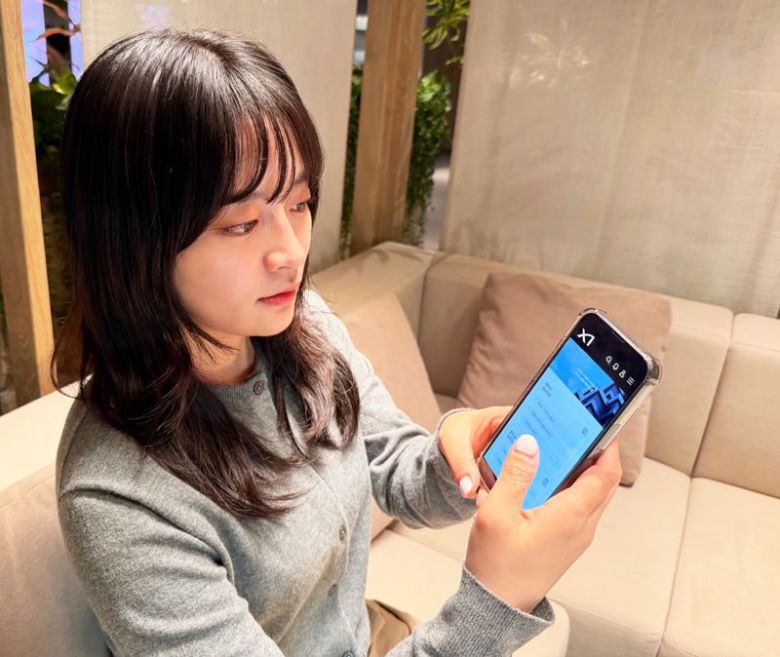 GS건설 플랫폼 ‘My 자이’ 이용객이 20일 서비스를 시연하고 있다. GS건설 제공