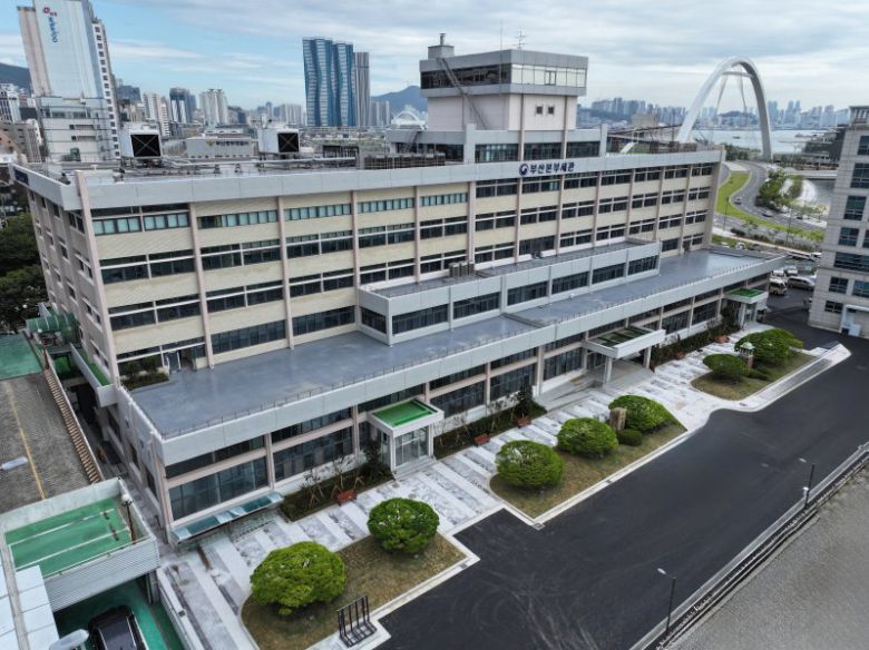 최근 리모델링 공사를 마친 부산 중구 부산세관 청사. 부산세관 제공