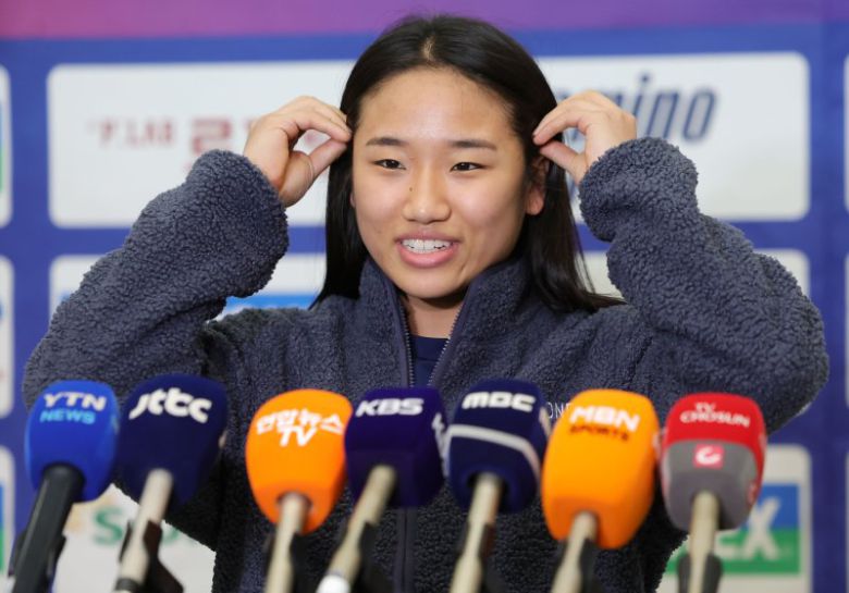 세계배드민턴연맹(BWF) 월드투어 인도 오픈(수퍼 750)에서 우승한 안세영이 19일 인천국제공항 제1터미널로 귀국해 취재진 질문에 답하고 있다.뉴시스