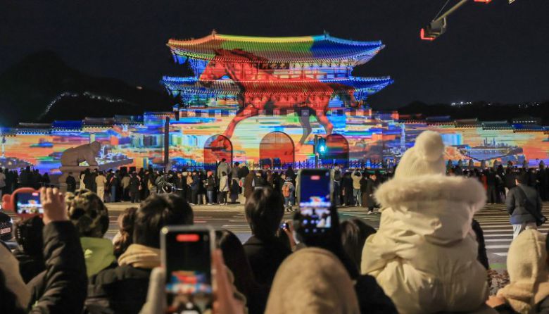 지난달 12일 오후 서울 세종대로 광화문광장에서 열린 ‘2025 서울윈터페스타’에서 광화문 외벽에 미디어 파사드 작품이 투영되고 있다. 뉴스1