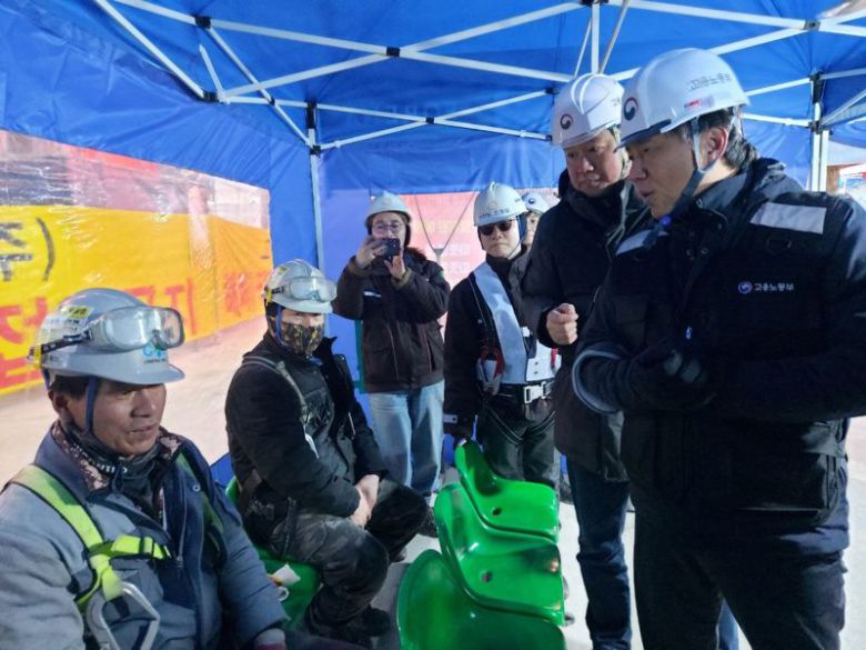 류현철 고용노동부 산업안전보건본부장(오른쪽 첫번째)이 20일 서울 중구 소재 건설현장을 찾아 '한파안전 5대 기본수칙' 준수 여부를 점검하고 있다. 고용노동부 제공