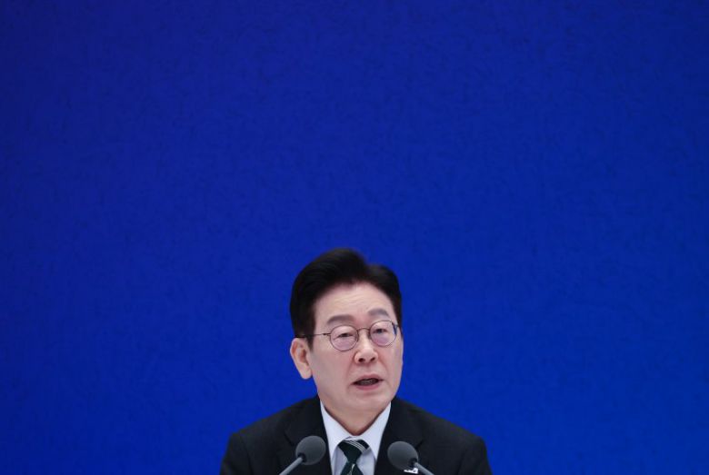 이재명 대통령이 21일 청와대 영빈관에서 열린 신년 기자회견에서 취재진 질문에 답변하고 있다. 뉴스1