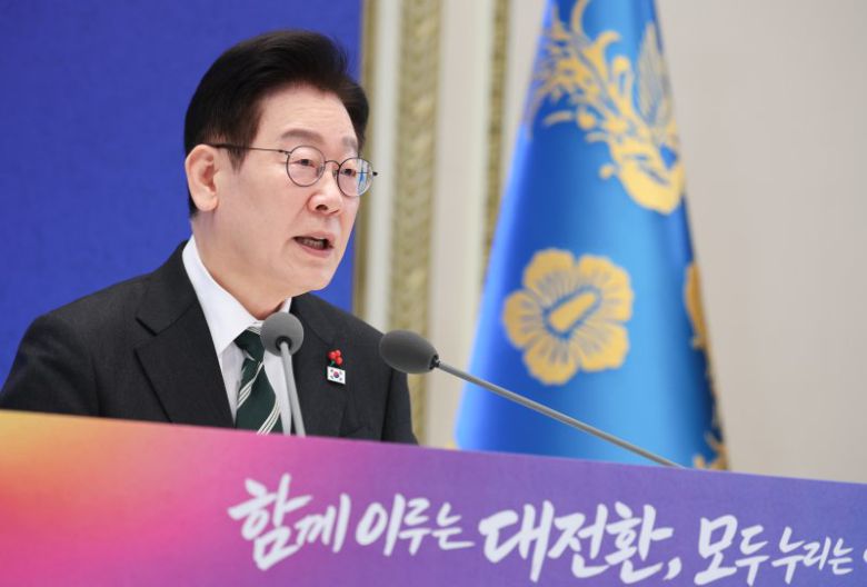 이재명 대통령이 21일 청와대 영빈관에서 열린 신년 기자회견에서 취재진 질문에 답변하고 있다. 뉴스1