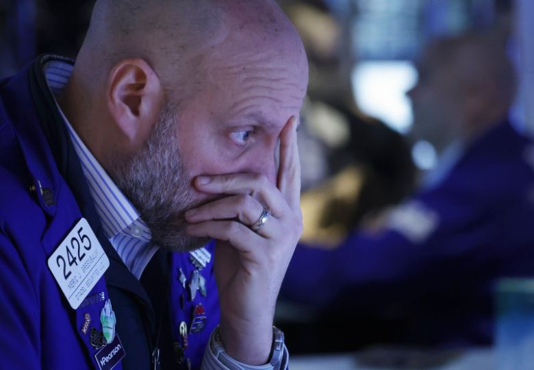 20일(현지시간) 도널드 트럼프 미국 대통령의 그린란드 관련 발언으로 유럽의 새로운 관세 부과 가능성에 따른 무역 전쟁 우려가 커지면서 다우존스 지수가 급락했다. 뉴욕 증권거래소 트레이더의 모습 /UPI 연합뉴스