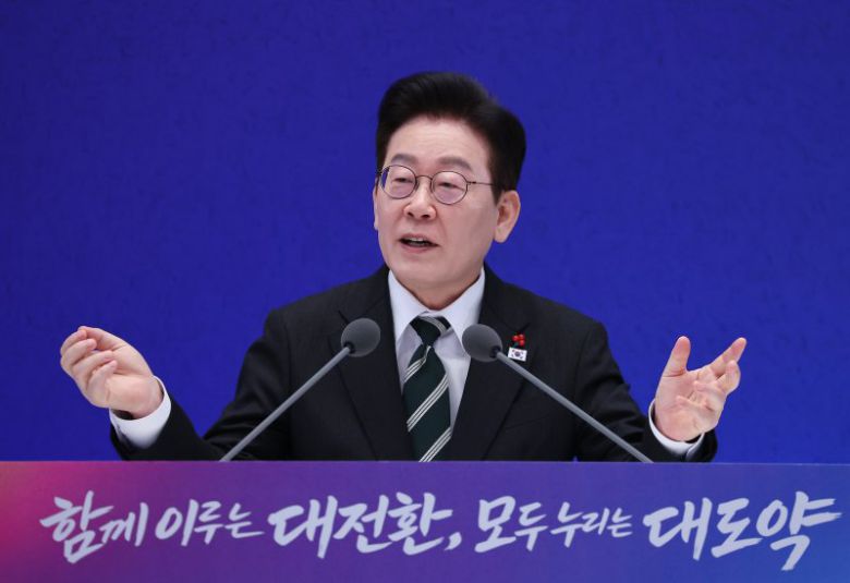 이재명 대통령이 21일 청와대 영빈관에서 열린 신년기자회견에서 발언하고 있다. 연합뉴스