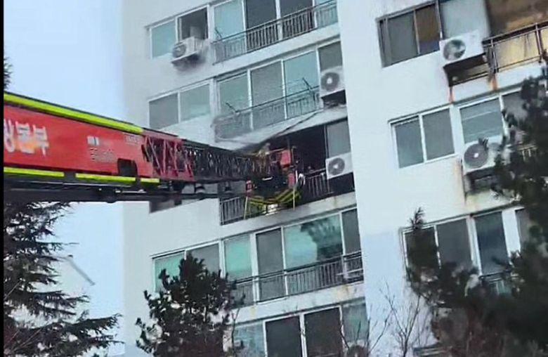 전남 광양소방서가 지난 19일 한 아파트에서 화재가 발생하자 사다리차를 동원해 인명을 구조하고 있다. /사진=광양소방서 제공, 뉴스1