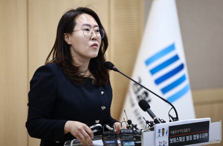 김보성 서울동부지검 보이스피싱범죄 합동수사부 부장이 21일 서울 송파구 서울동부지방검찰청에서 열린 보이스피싱범죄 합동수사부 자금 세탁범 검거 관련 브리핑을 하고 있다. 서울동부지검 보이스피싱범죄 합동수사부는 이날 브리핑을 통해 보이스피싱 피해금을 세탁한 조직원 13명을 입건하고 7명을 구속기소 했다고 밝혔다. 뉴스1화상