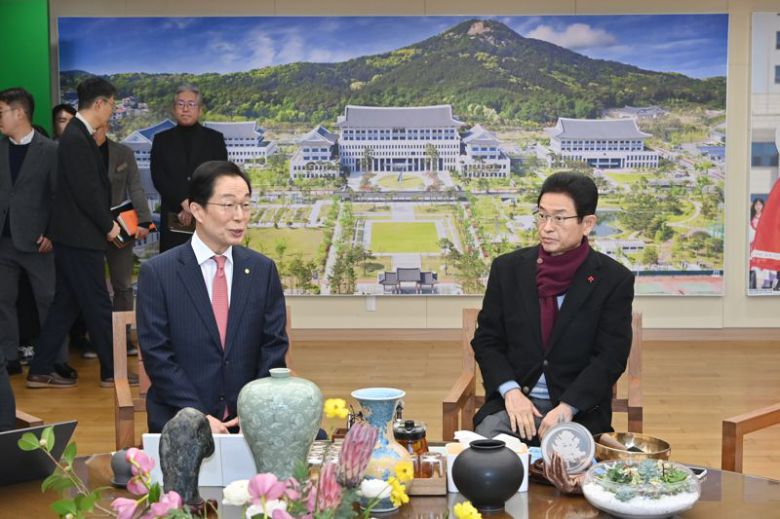 임종식 경북교육감(왼쪽)이 21일 오전 경북도청을 찾아 이철우 경북지사를 만나 대구경북 행정통합과 관련한 교육 분야 주요 현안에 대해 논의했다. 경북교육청 제공