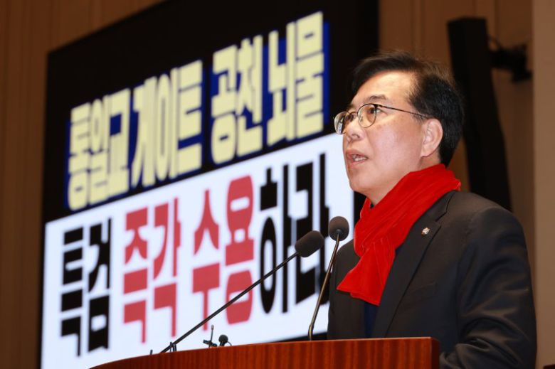 송언석 국민의힘 원내대표가 21일 서울 여의도 국회에서 열린 긴급 의원총회에서 발언하고 있다. 뉴시스