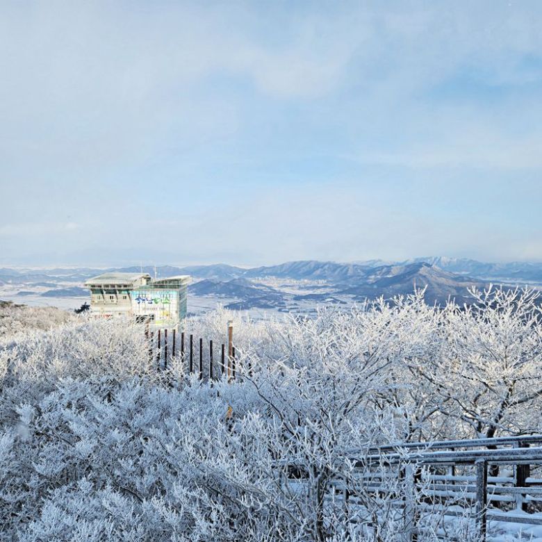 전남 해남군이 지난해 관광객 984만8576만명을 유치하며 '연간 관광객 1000만명 시대'에 성큼 다가섰다. 사진은 두륜산 설경. 해남군 제공