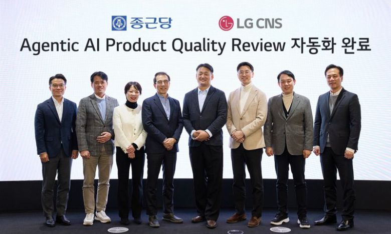 LG CNS AI클라우드사업부장 김태훈 부사장(오른쪽 네번째), 화학·전지사업부장 장민용 상무(오른쪽 세번째)가 종근당 관계자들과 함께 기념사진을 촬영하고 있는 모습. LG CNS 제공
