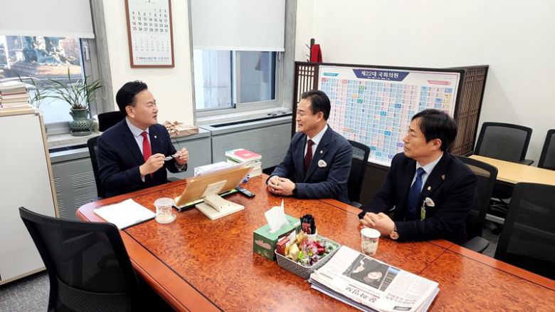 신영재 홍천군수(사진 가운데)가 지난 14일 용문~홍천 광역철도 조기 착공을 위해 국회를 방문, 유상범 국회의원(사진 왼쪽)과 철도 건설사업을 협의하고 있다. 홍천군 제공
