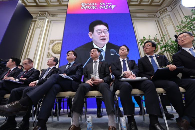 강훈식 비서실장 등 청와대 참모진이 21일 청와대 영빈관에서 열린 이재명 대통령 신년 기자회견에 참석해 있다. 왼쪽부터 강 비서실장, 위성락 국가안보실장, 김용범 정책실장, 홍익표 정무수석, 이규연 홍보소통수석, 조성주 인사수석, 전성환 경청통합수석, 봉욱 민정수석 연합뉴스