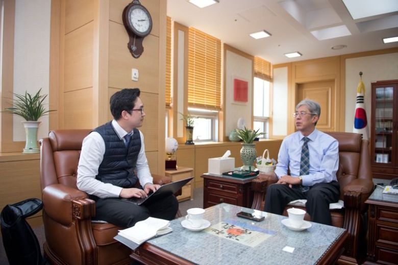 신성민 작가(왼쪽).