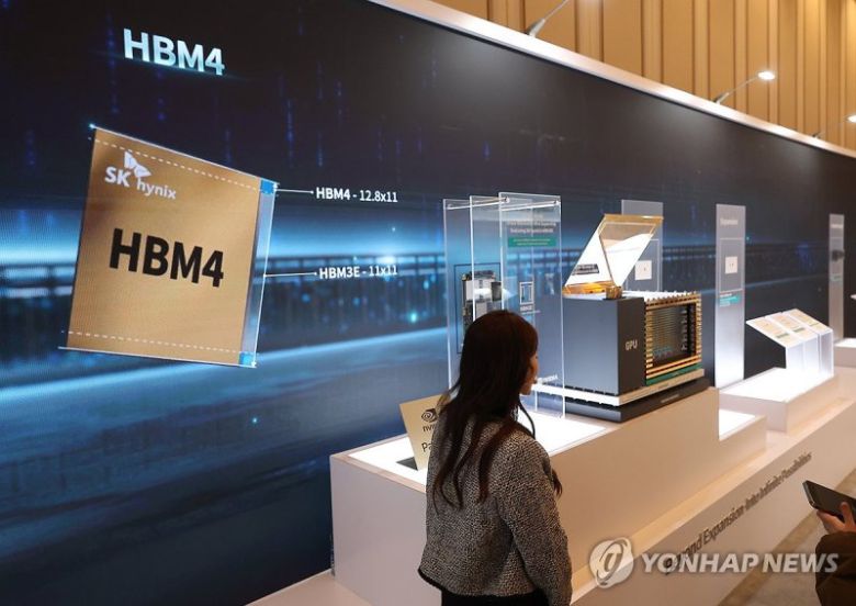 SK하이닉스가 고대역폭메모리(HBM) 수요 확대와 레거시 D램 가격 상승에 힘입어 올해 영업이익률 40%를 돌파할 전망이다. 특히 AI 서버 시장 확대로 하이엔드 메모리 수요가 구조적 성장 국면에 진입하며 반도체 업황을 주도하고 있다. 사진은 2026 CES 개막 3일차 미국 네바다주 라스베이거스 베네시안 컨벤션센터 SK 하이닉스 부스에 HBM4 영상이 재생되고 있는 모습. 2026.1.9/연합뉴스