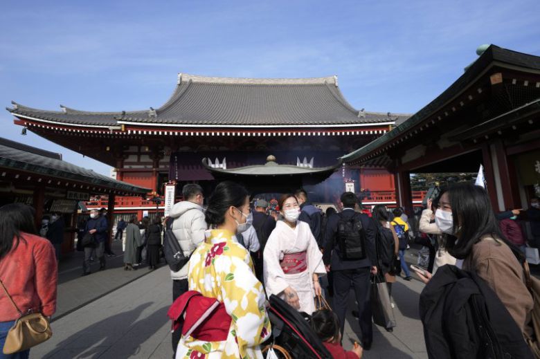사진은 2023년 1월13일 도쿄 센소지(?草寺) 사찰을 찾은 홍콩 관광객들. 사진=뉴시스