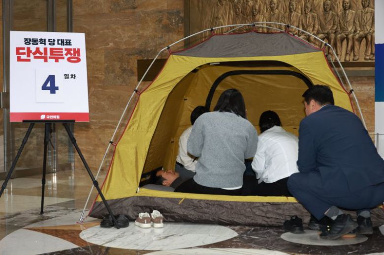 [서울=뉴시스] 고승민 기자 = 나흘째 단식투쟁 중인 장동혁 국민의힘 대표가 18일 서울 여의도 국회 로텐더홀에서 의료진에게 진찰을 받고 있다. 2026.01.07. kkssmm99@newsis.com /사진=뉴시스