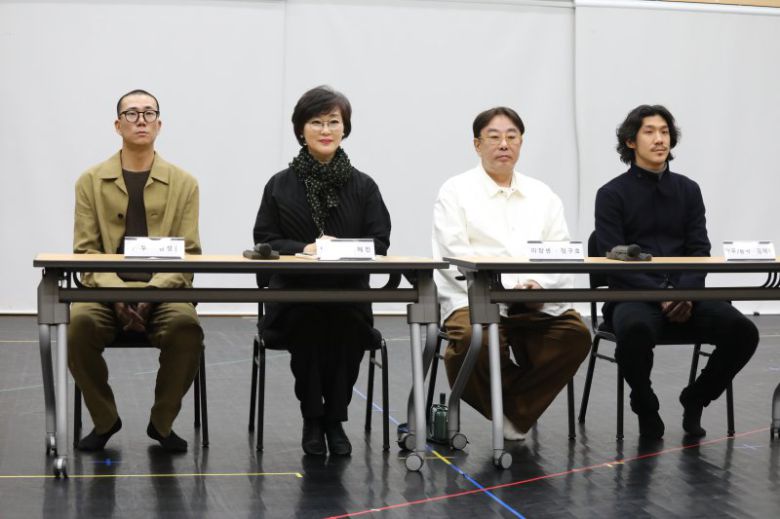 서울시립무용단 '일무' 안무가 김성훈(왼쪽부터), 정혜진 무용단장, 연출 정구호, 안무/음악 김재덕이 서울 종로구 세종문화회관 무용단 연습실에서 '일무' 공연 기자간담회를 하고 있다. 뉴시스