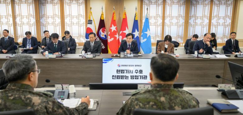 안규백 국방부장관이 21일 오전 국군방첩사령부에서 실시된 정보·수사기관 업무보고에서 방첩사의 보고를 받고 있다. 국방부 제공