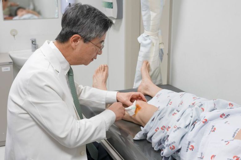 연세사랑병원 고용곤 병원장이 환자의 무릎 관절강내 SVF를 주사하고 있다. 연세사랑병원 제공