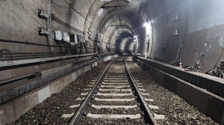 부산교통공사가 부산도시철도 1호선 서대신~동대신 구간의 노후 목침목을 방진콘크리트 침목으로 교체하고 레일 이음부를 용접하는 개량 사업을 완료했다. 공사 제공