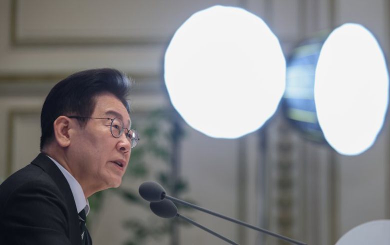 이재명 대통령이 21일 청와대 영빈관에서 열린 신년 기자회견에서 취재진 질문에 답변하고 있다. 뉴스1