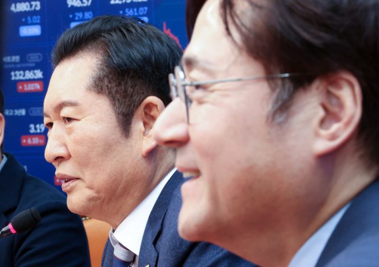 더불어민주당 정청래 대표(왼쪽)가 21일 국회에서 취임 인사차 방문한 홍익표 청와대 정무수석을 만나 얘기를 나누고 있다. 연합뉴스