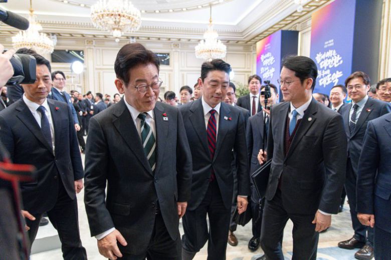 이재명 대통령이 21일 청와대 영빈관에서 열린 신년 기자회견을 마친 후 나서고 있다. 2026.1.21/뉴스1 ⓒ News1 이재명 기자 /사진=뉴스1