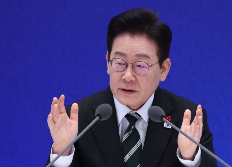 신년기자회견, 답변하는 이재명 대통령 (서울=연합뉴스) 김도훈 기자 = 이재명 대통령이 21일 청와대 영빈관에서 열린 신년기자회견에서 취재진 질문에 답하고 있다. 2026.1.21 superdoo82@yna.co.kr (끝)