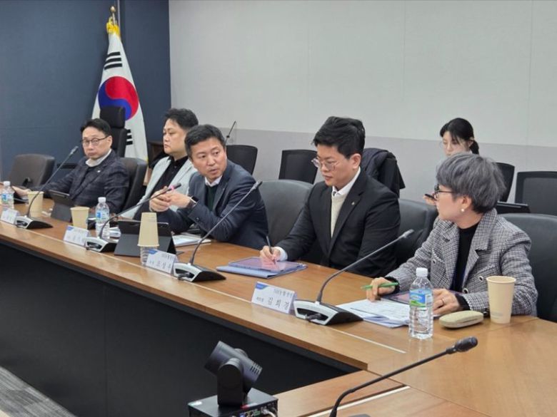 19일 서울 중구 소재 농협중앙회 본관에서 윤기태 NH농협금융 금융소비자보호총괄책임자(가운데)가 '2026년 제1차 농협금융 금융소비자보호협의회'를 주재하고 있다. 농협금융 제공