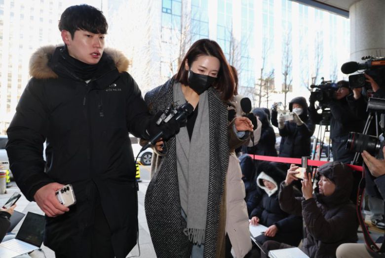 김병기 무소속 의원의 측근으로 알려진 이지희 동작구의회 부의장이 21일 서울 마포구 서울경찰청 광역수사단 공공범죄수사대에 정치자금법 위반 혐의로 조사를 받기 위해 출석하고 있다. 이 부의장은 김 의원의 공천현금 수수와 차남 숭실대 특혜 편입 의혹에 연루된 혐의를 받고 있다. 뉴시스