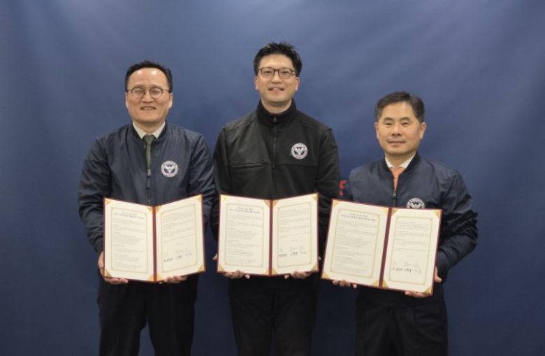 김춘석 한국리서치 여론조사 부문장(왼쪽부터)과 이동규 동아대 긴급대응기술·정책연구센터 소장, 박선춘 씨지인사이드 대표가 업무협약서를 들고 포즈를 취하고 있다. 동아대 제공