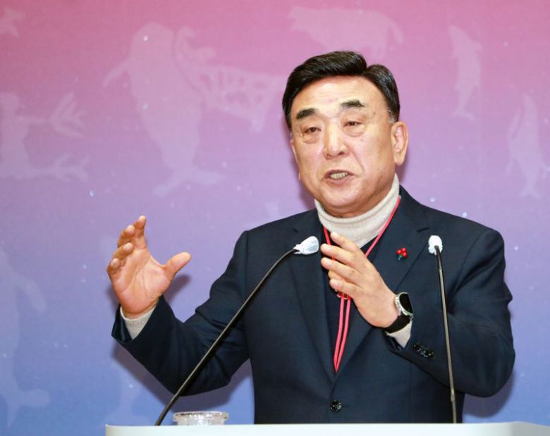 김두겸 울산시장이 21일 울산시청 프레스센터에서 정부의 ‘5극3특 국가균형발전 전략’과 최근 논의되고 있는 부울경 행정통합과 관련해 울산시의 기본 입장을 밝히고 있다. 울산시 제공