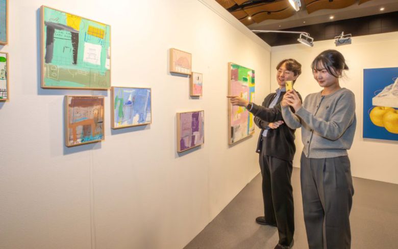 자난 5일 서울 강남구 현대백화점 무역센터점 10층 문화홀 아트 전시에서 고객들이 작품을 관람하고 있다. 현대백화점은 오는 25일까지 국내외에서 주목받는 작가들의 예술 작품을 선보이는 특별 아트 전시를 선보인다. 현대백화점 제공