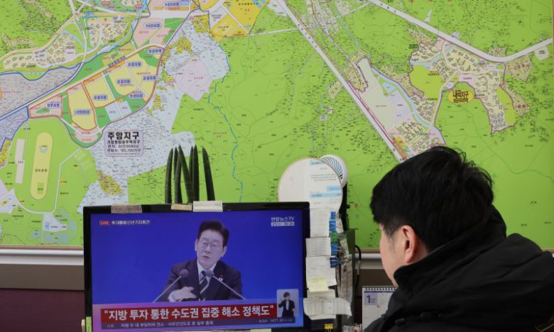 21일 서울 서초구 한 부동산중개업소에서 이재명 대통령 신년 기자회견 방송을 부동산 중개업소 관계자가 지켜보고 있다. 연합뉴스