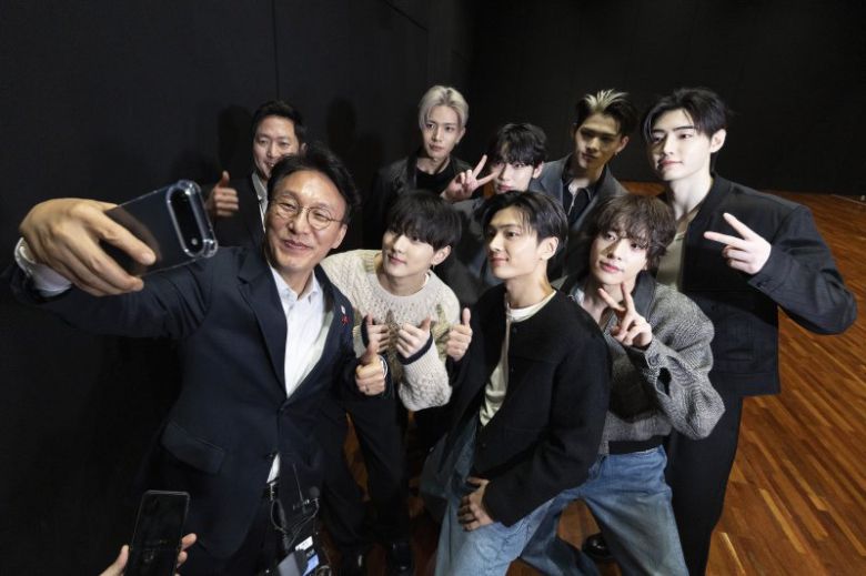 김민석 국무총리가 21일 오후 문화컨텐츠 현장방문의 일정으로 용산구 하이브를 방문해 KPOP 보이그룹 엔하이픈과 셀카를 찍고 있다. 뉴스1화상