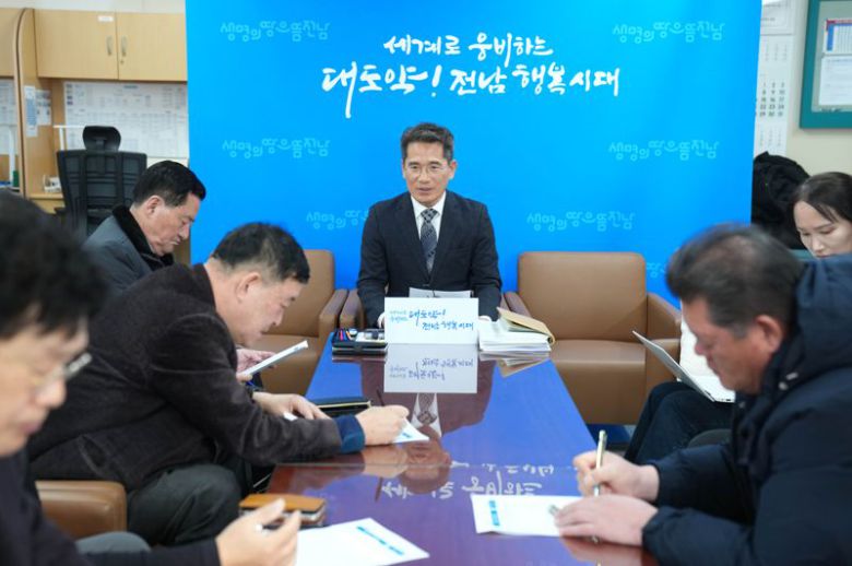 유덕규 전남도 농축산식품국장이 21일 도청 기자실에 간담회를 열어 전남도의회·농업인단체 등과 협의를 통해 2025년 정리추경에서 도비 50%를 감액 조정했던 벼 경영안정대책비 114억원을 2026년 추가경정예산에 다시 반영해 지원하겠다고 밝히고 있다. 전남도 제공