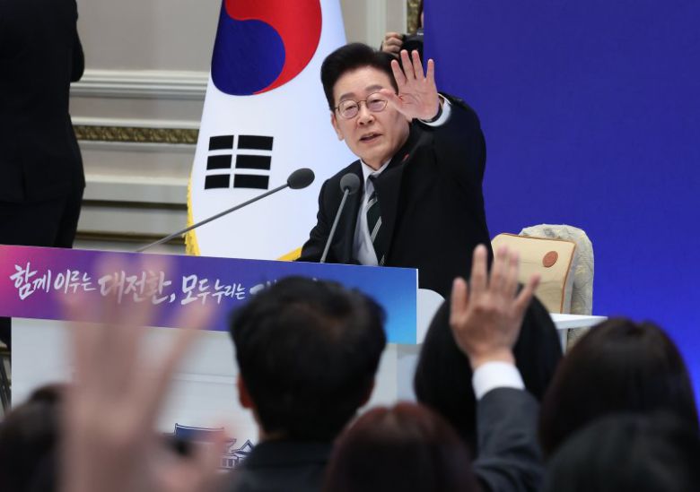 이재명 대통령이 21일 청와대 영빈관에서 '함께 이루는 대전환, 모두 누리는 대도약'이라는 주제로 열린 신년 기자회견에서 취재진의 질문 신청을 받고 있다. 이날 기자회견은 예정시간을 훌쩍 넘겨 2시간53분 동안 생중계로 진행됐다. 연합뉴스