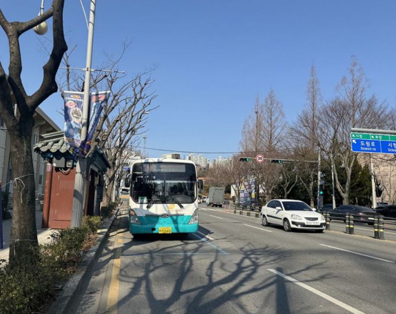 전남 여수시가 26년 만에 시내버스 노선을 전면 개편하기로 하고 오는 26일부터 2월 6일까지 총 27회에 걸쳐 읍·면·동 주민설명회를 개최한다. 여수시 제공