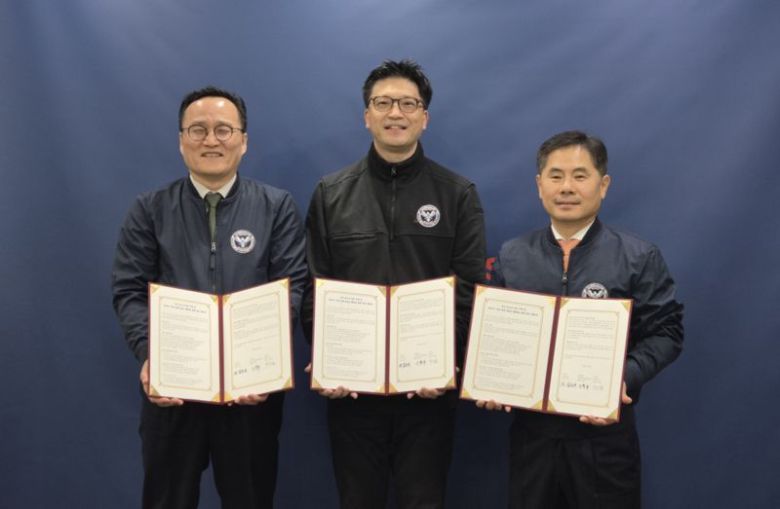 김춘석 한국리서치 여론조사 부문장(왼쪽부터)과 이동규 동아대 긴급대응기술·정책연구센터 소장, 박선춘 씨지인사이드 대표가 업무협약서를 들고 포즈를 취하고 있다. 동아대 제공