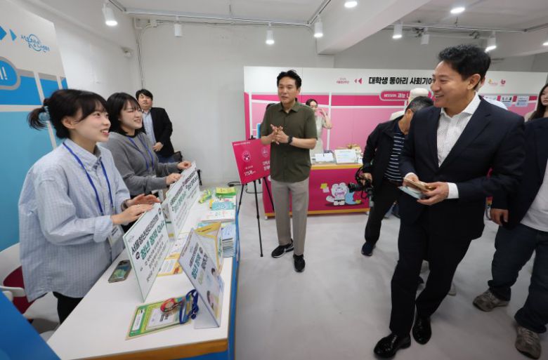 오세훈 서울시장이 지난해 9월 20일 서울 성동구 2025 서울청년주간 행사장을 찾아 참여 부스를 돌며 청년들을 격려하고 있다. 뉴시스