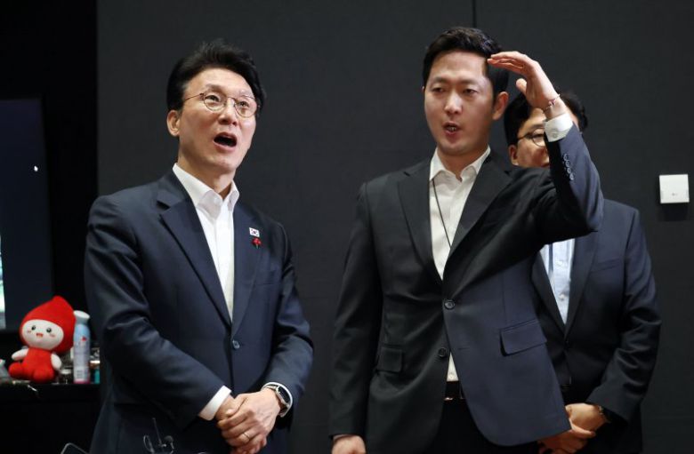 김민석 국무총리가 21일 오후 서울 용산구 하이브 사옥 안무연습실을 방문해 이재상 하이브 대표이사의 설명을 듣고 있다. 뉴스1