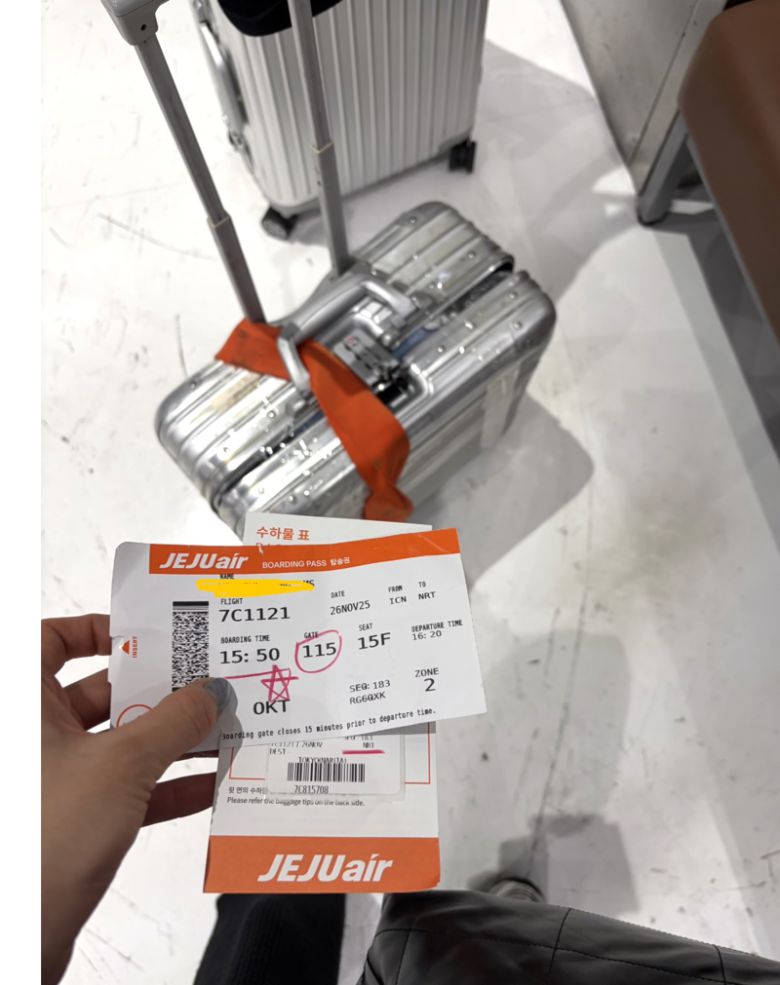 해외 공항에서 심각하게 파손된 상태로 발견된 캐리어. /사진=보배드림