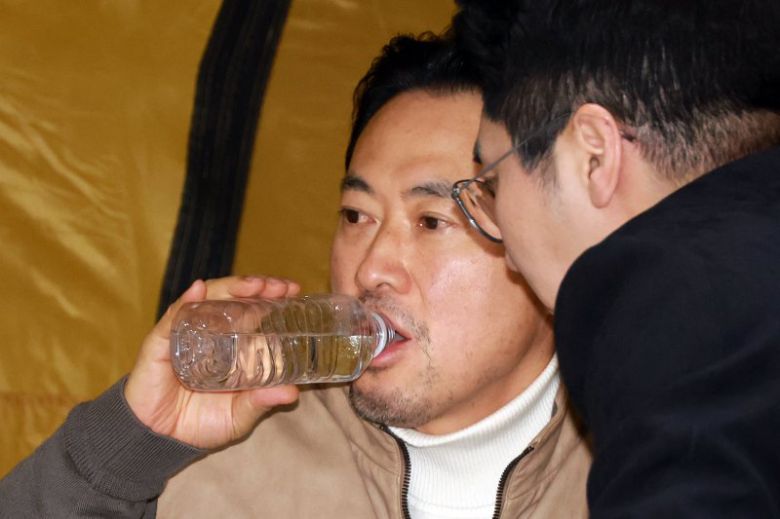 단식농성을 이레째 이어가고 있는 장동혁 국민의힘 대표가 21일 서울 여의도 국회 로텐더홀 농성장에서 물을 마시고 있다. 뉴시스