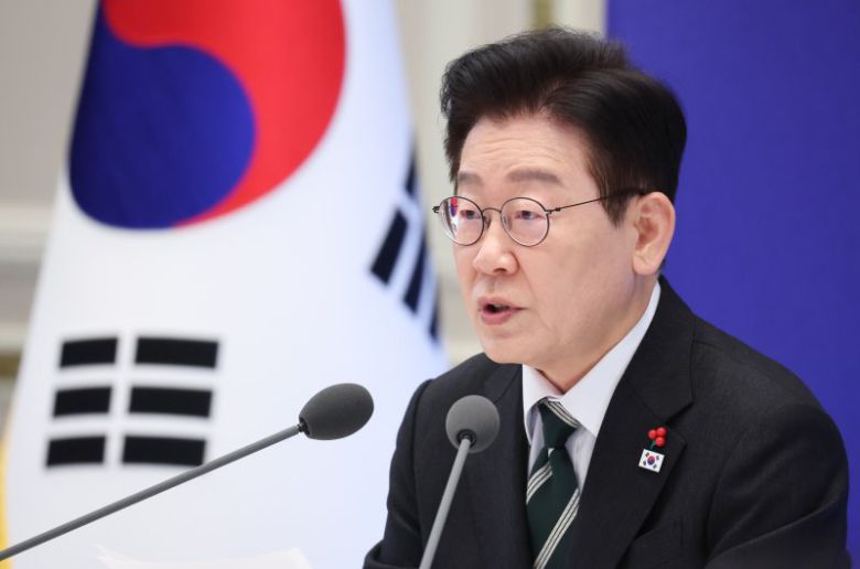 이재명 대통령이 21일 청와대 영빈관에서 열린 신년 기자회견에서 발언을 하고 있다. 뉴스1