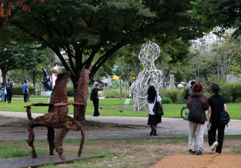 지난해 9월 1일 서울 광진구 뚝섬한강공원에서 열린 제2회 서울조각페스티벌을 찾은 시민들이 전시된 조각을 살펴보고 있다. 사진=뉴시스