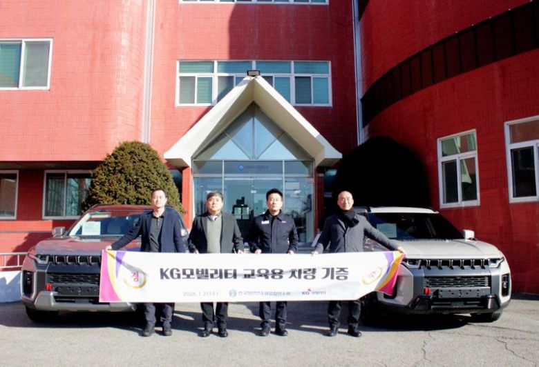 이창열 KGM 서비스사업부장(사진 왼쪽부터), 김형일 인천연수원장, 노철 KGM 노동조합 위원장, 김대식 평택항운노동조합 위원장이 21일 인천 중구 한국항만연수원 인천연수원에서 열린 차량 기증식에 참여해 기념사진을 촬영하고 있다. KGM 제공.