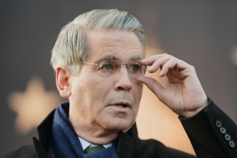 스콧 베선트 미국 재무장관이 19일(현지 시간) 세계경제포럼(WEF) 연례 회의 참석을 위해 방문한 스위스 다보스에서 취재진 질문에 답하고 있다. 베선트 장관은 유럽연합(EU)의 보복 관세 대응 논의는 합의가 어려울 것이라며 위협을 경시했다. 사진=뉴시스