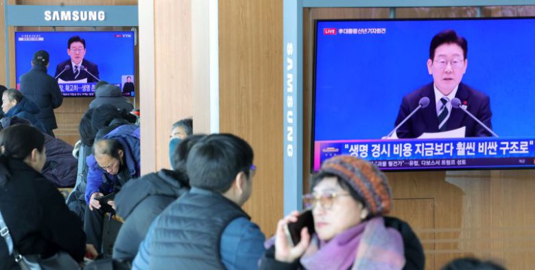 21일 오전 서울역 대합실에서 시민들이 이재명 대통령의 신년 기자회견 생중계를 시청하고 있다. 뉴시스